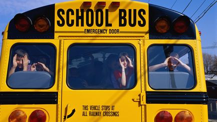 Előnyök iskolások utaznak a buszon 2017