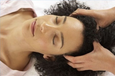Masszírozza a fejbőrt a fejfájás - terápiás nyomást