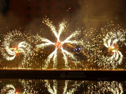 Modă nuntă de la o petrecere de găină și rochie de mireasă la un restaurant, tort și focuri de artificii