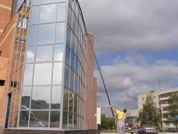 Spălare de fațade de clădiri, panouri, vitralii și pavilioane la înălțimea Kamensk-Uralsky