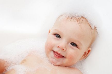 Чи можна купати дитину при отиті, мити голову купатися