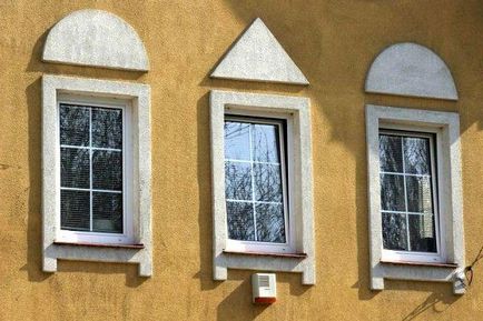 Обрамлення вікон на фасаді будинку