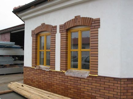 Construcția ferestrelor pe fațada casei