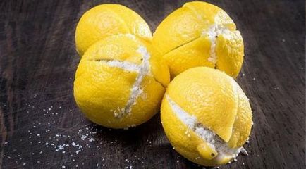 Вона розрізала лимон і засипала його сіллю, здорове харчування