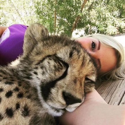 Вона врятувала кошеня гепарда від мисливців за трофеями