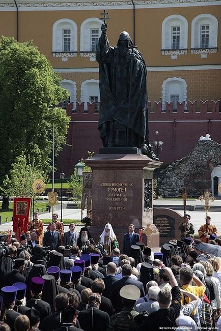 Освячення пам'ятника патріарху Єрмогену