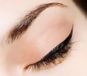 Permanent make-up előnyeiről és hátrányairól, női tanácsok