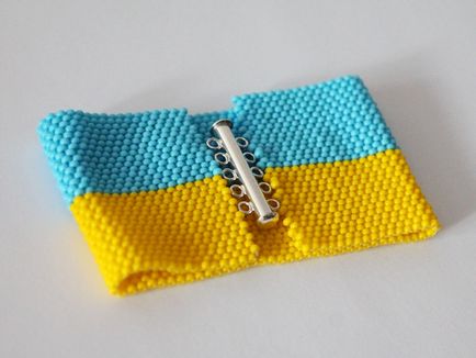 Плетіння прапора України з бісеру у вигляді брелка