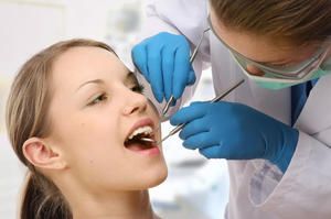 Чому ясна відходить від зуба і що при цьому робити, яке лікування може допомогти, поради стоматологів