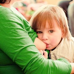 De ce un copil plânge după ce a hrănit și cum să-l scape de anxietate