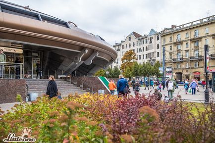 O plimbare în jurul stației de metrou 