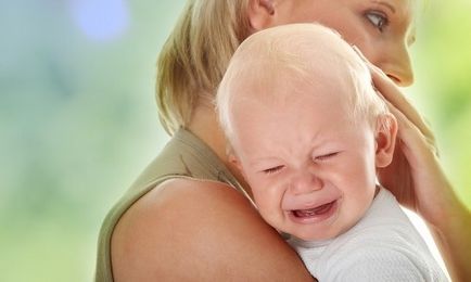 Дитина плаче після годування грудним молоком, немовля