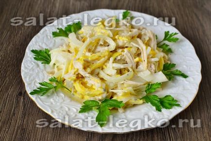 Рецепт салату з куркою і яєчними млинцями