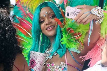 Rihanna elviselhetetlenül szép a ruha, amit viselt a karneváli szülőhazájában Barbados