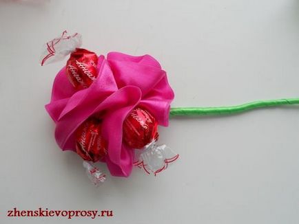 Роза з цукерок