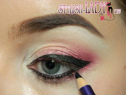 Рожевий макіяж очей зі стрілкою, покроково з фото