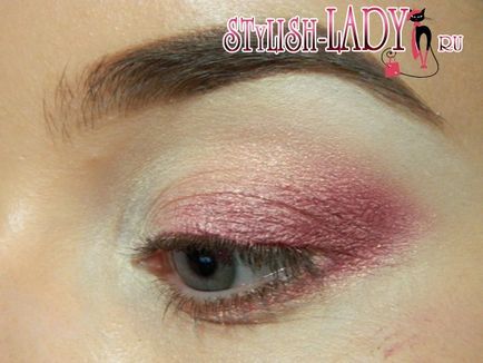 Рожевий макіяж очей зі стрілкою, покроково з фото