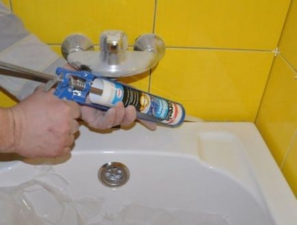 Щілина між ванною і стіною прості та ефективні способи закладення стику