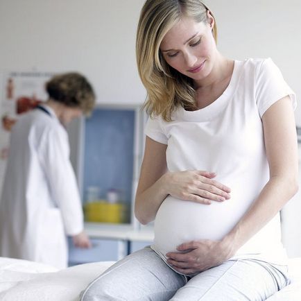 Durere severă în ombilic în timpul sarcinii - cauzele tragerii, tăierii și durerii de coasere