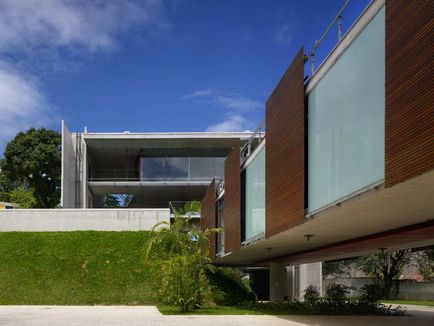 Un design îndrăzneț al casei de beton cu pereți din sticlă