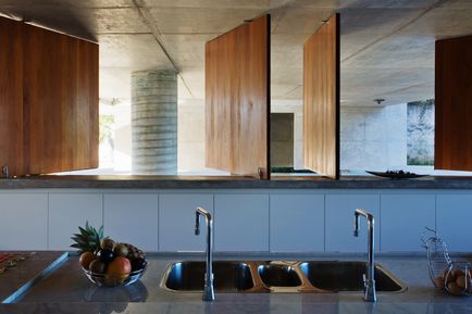 Un design îndrăzneț al casei de beton cu pereți din sticlă
