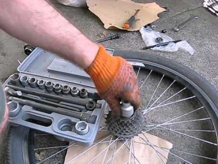 Старт розібрати задню втулку, відремонтувати і semble the rear axle bicycle на