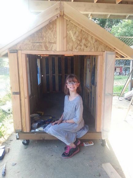 Cu mâinile sale, o fetiță de 9 ani construiește locuințe pentru cei fără adăpost
