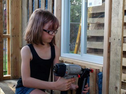 Cu mâinile sale, o fetiță de 9 ani construiește locuințe pentru cei fără adăpost