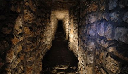 Топ-25 моторошних фотографій паризьких катакомб, найбільшого в світі некрополя
