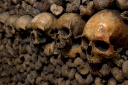 Cele 25 de fotografii minunate ale catacombelor pariziene, cea mai mare necropolă din lume