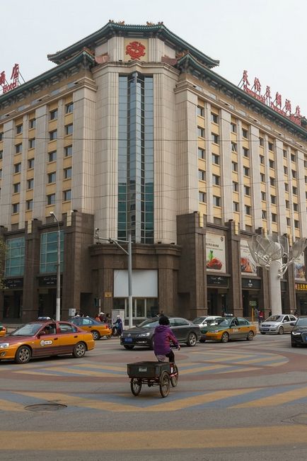 Strada comercială Vanfujing și Catedrala Sf. Iosif