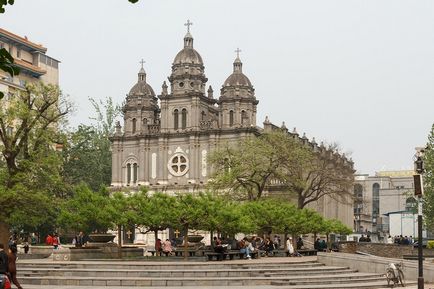 Strada comercială Vanfujing și Catedrala Sf. Iosif