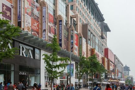 Strada comercială Vanfujing și Catedrala Sf. Iosif