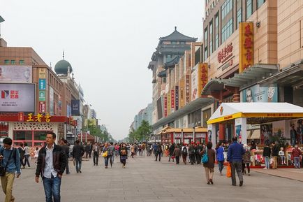 Strada comercială Vanfujing și Catedrala Sf. Iosif