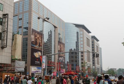 Strada comercială Vanfujing și Catedrala Sf. Iosif