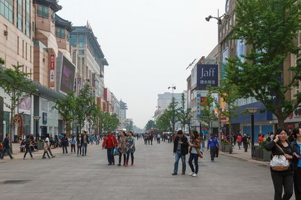 Strada comercială Vanfujing și Catedrala Sf. Iosif