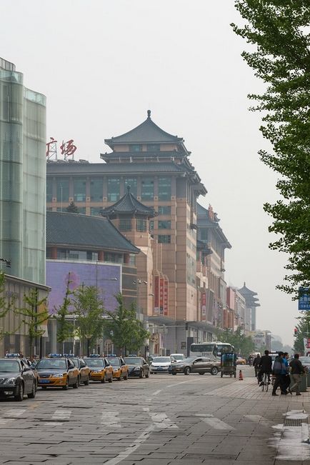 Strada comercială Vanfujing și Catedrala Sf. Iosif