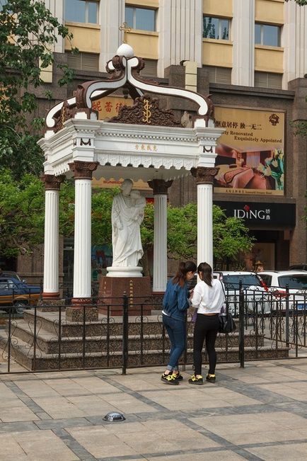 Strada comercială Vanfujing și Catedrala Sf. Iosif