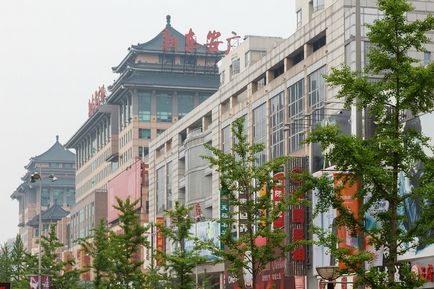Strada comercială Vanfujing și Catedrala Sf. Iosif