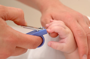 Îngrijirea unghiilor pentru o tehnică de nou-născuți și sfaturi practice privind tunsul, manipularea bavurilor și cum