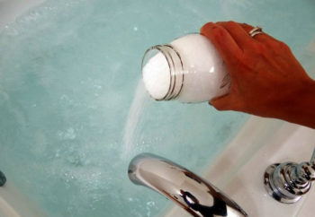 Ванни при псоріазі сольові, трав'яні, скипидарні та інші лікувальні ванни в домашніх умовах