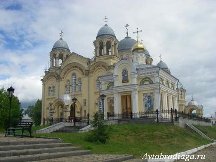 Verkhoturye - Merkushino, templomok Ural avtobrodyaga