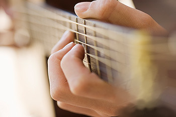 Tipurile de căutări pe o chitară, să înveți să cânți la chitară prin căutare nu este deloc dificilă