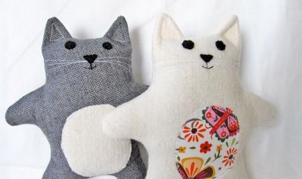 Model de pisici care îmbrățișează propriile mâini - un model de pisică