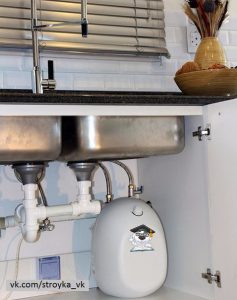 Vízmelegítő a mosogató alatt, hogyan kell telepíteni a kazán alatt, építési és javítási