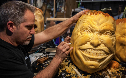 În ajunul Halloweenului, monștrii sculptați dintr-un dovleac