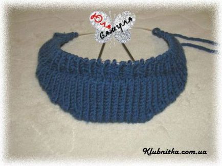 Tricotarea unui baldachin pentru un capac sau o beret care este pe cap