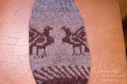 Tricotat șosete calde lungi femei cu un model de tricotat cu o descriere pentru începători