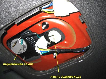 Cseréje izzók a hátsó fényszóró Hyundai Santa Fe (például hátsó lámpák változhat Hyundai Santa Fe) Az izzók cseréje a hátsó fényszóró Hyundai Santa Fe