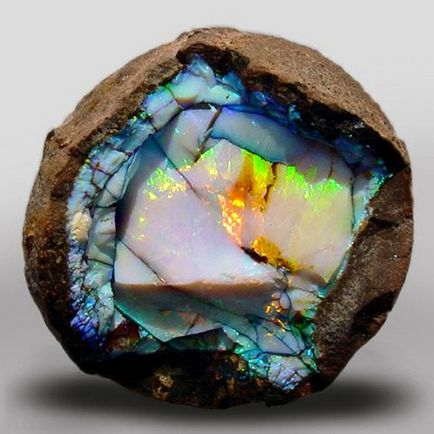 Black australian opal frumusete magice într-o singură piatră
